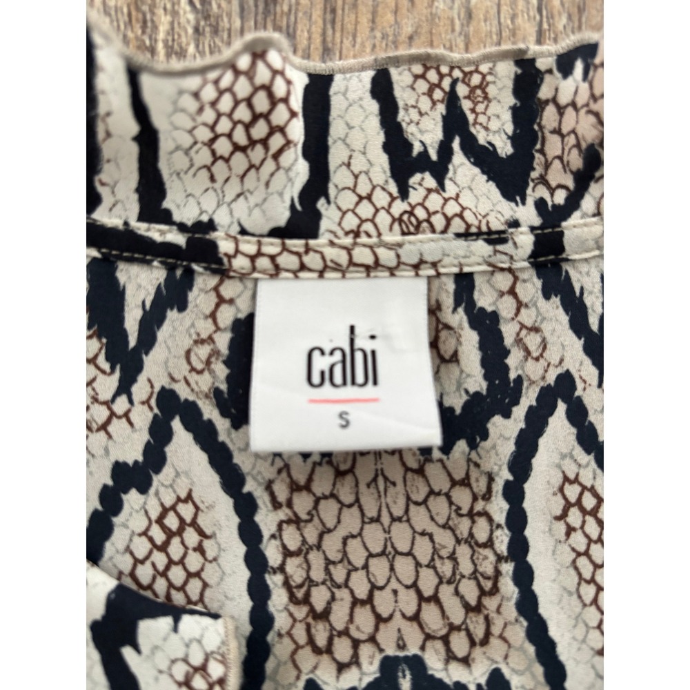 Cabi Serpentine Blouse 3759 Snakeskin Print Ruffle Neck Top Small Neutral - Picture 2 of 6